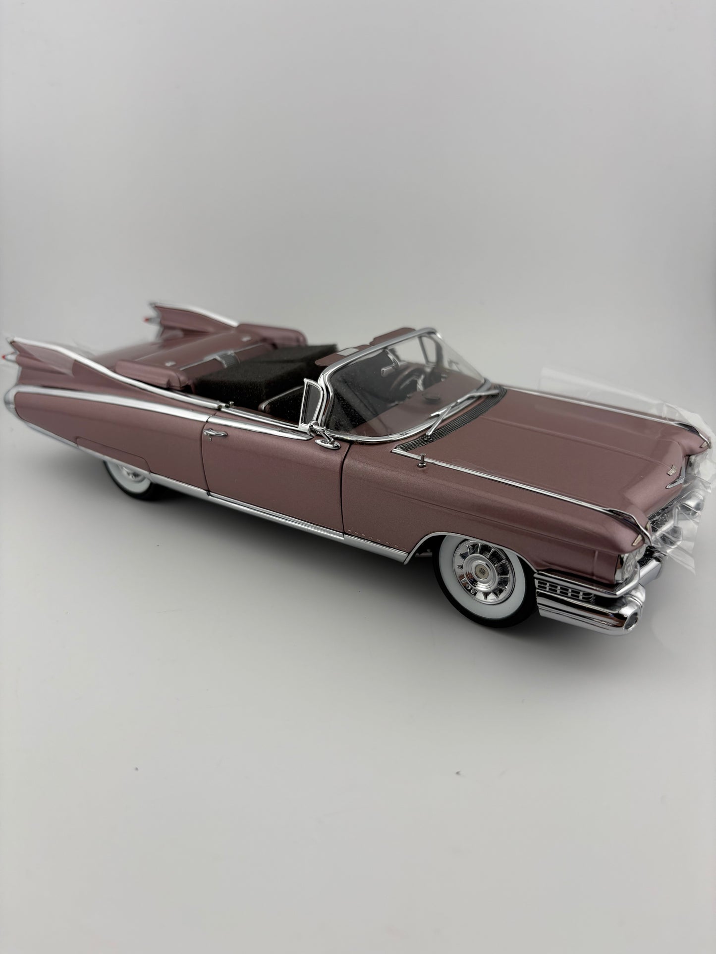 1959 Cadillac Eldorado Biarritz Convertible – 1:24 Diecast Model Car (Limited Edition)