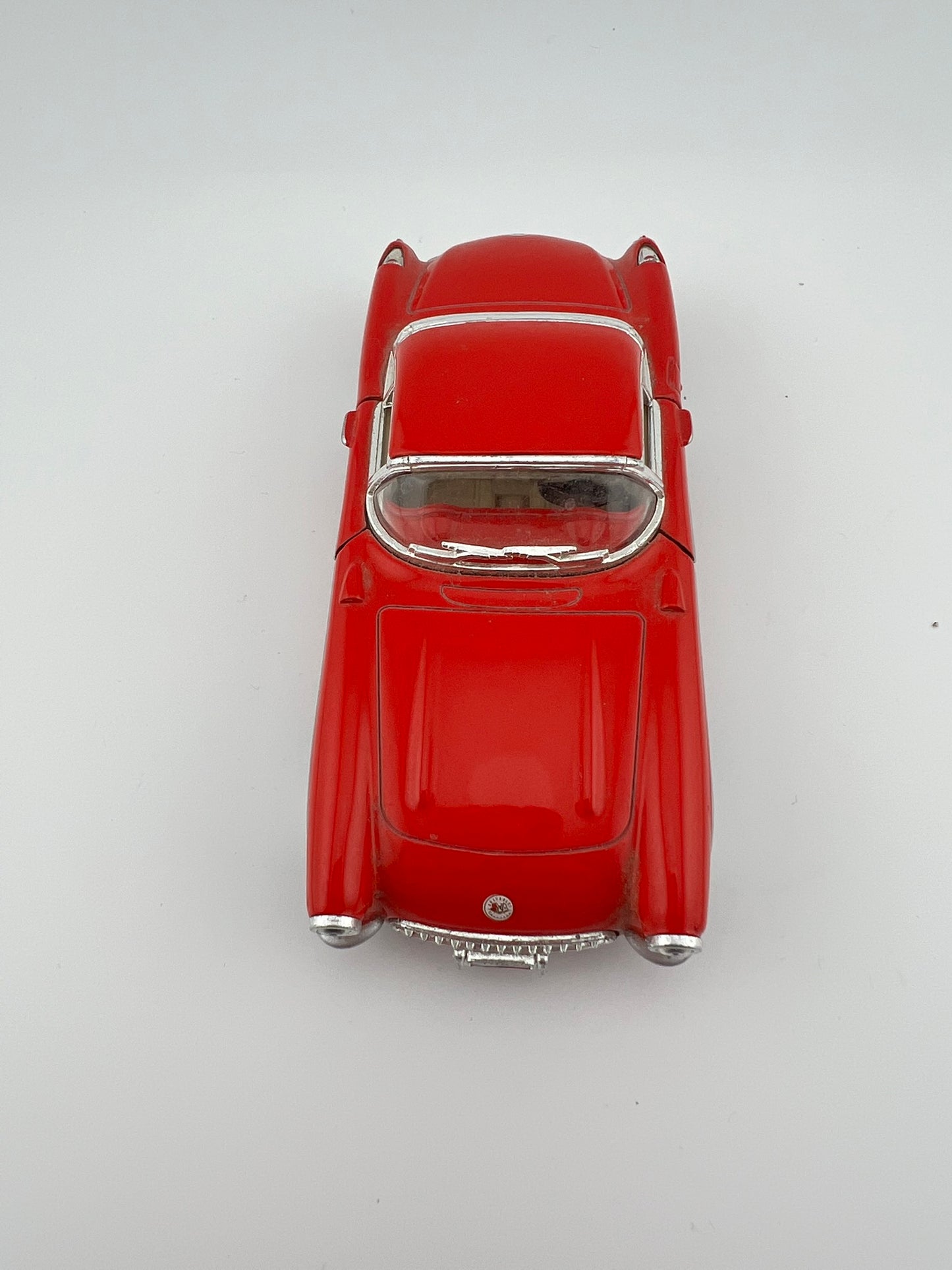 Kinsmart 1957 Chevrolet Corvette 1:34 Red and White Fishwheels