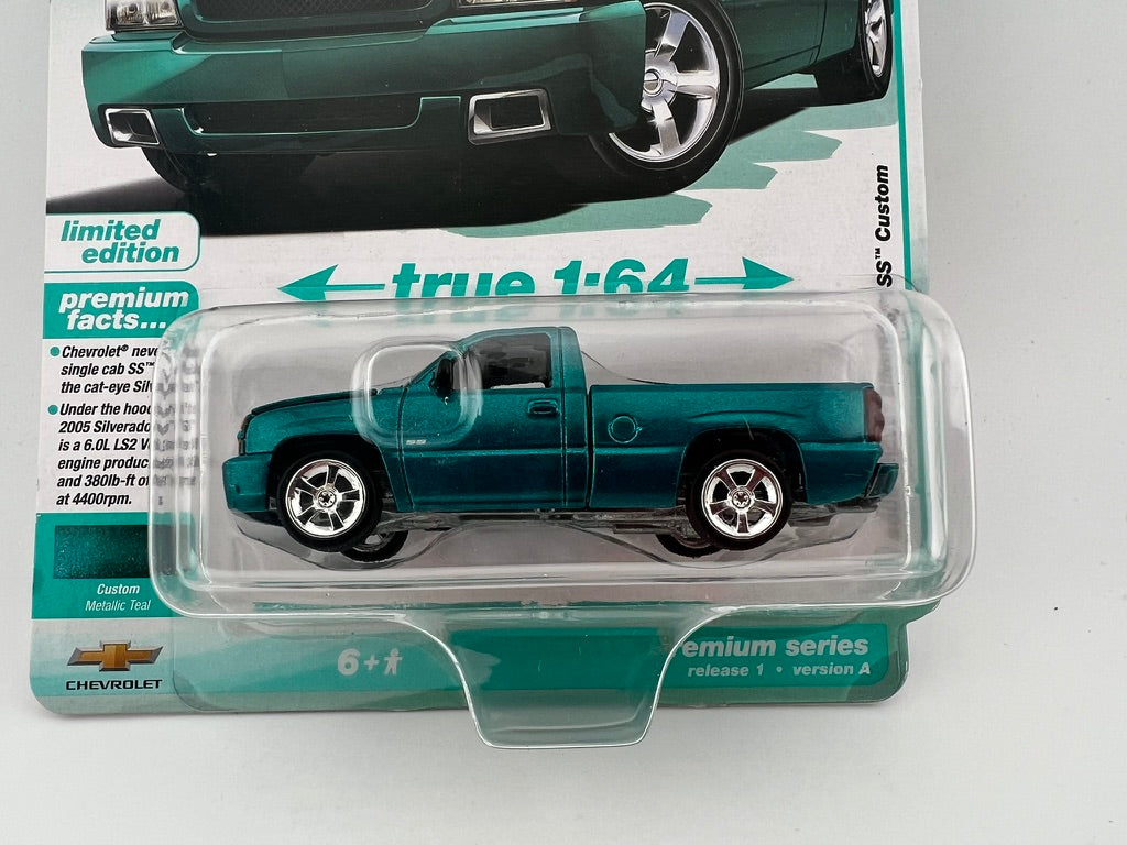 Auto World Muscle Trucks – 2005 Chevy Silverado SS Custom (Metallic Teal) Fishwheels