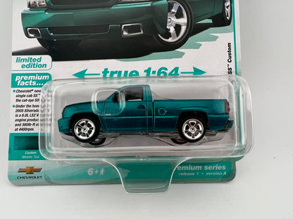 Auto World Muscle Trucks – 2005 Chevy Silverado SS Custom (Metallic Teal) Fishwheels