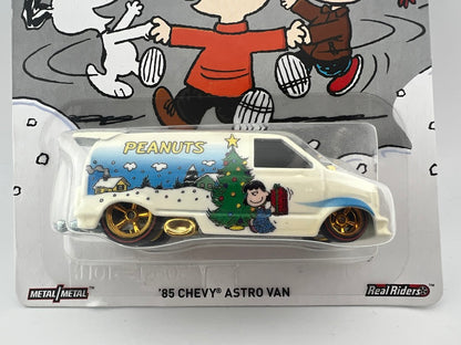 Hot Wheels ’85 Chevy Astro Van – Peanuts Christmas Edition Fishwheels