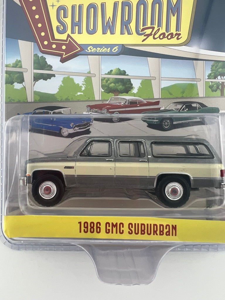 (RAW CHASE) GreenLight 1986 GMC Suburban – Showroom Floor Series 6 Fishwheels